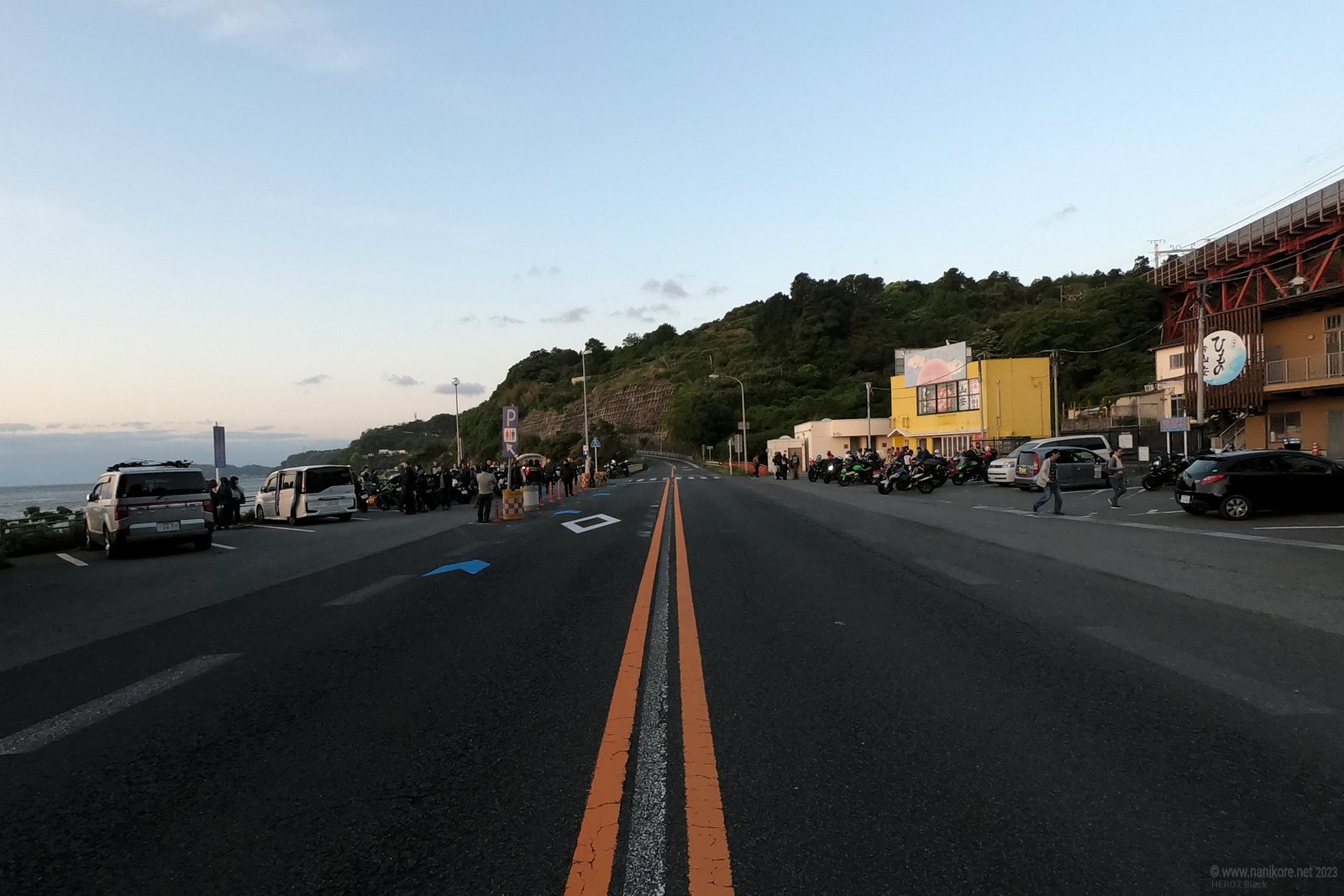 Manazuru PA as seen from the middle of the road.